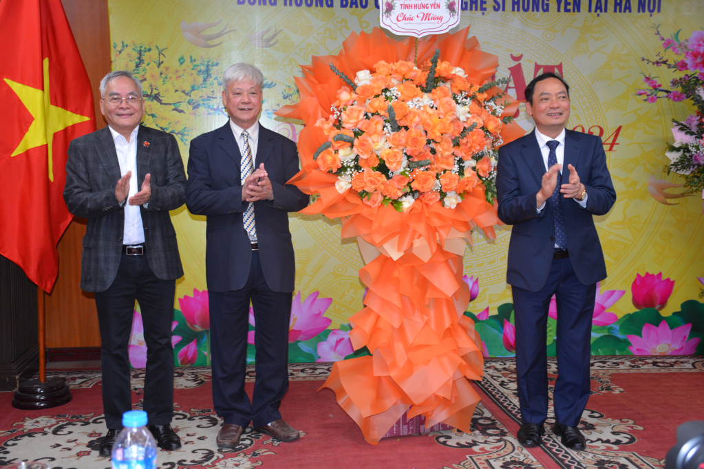 Đồng chí Phó bí thư Tỉnh ủy, Chủ tịch UBND tỉnh Trần Quốc Văn tặng lẵng hoa, quà chúc mừng Hội đồng hương báo chí, văn nghệ sĩ Hưng Yên tại Hà Nội