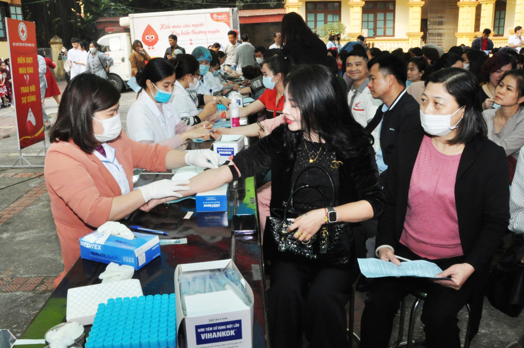Người dân tham gia hiến máu tình nguyện tại Lễ hội Xuân hồng