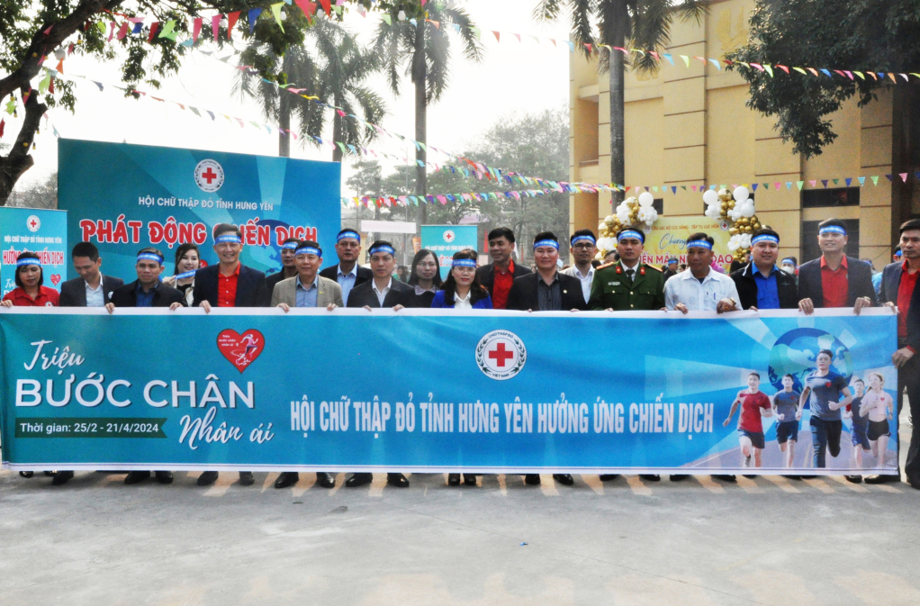 Các đại biểu tham gia hưởng ứng chiến dịch “Triệu bước chân nhân ái”