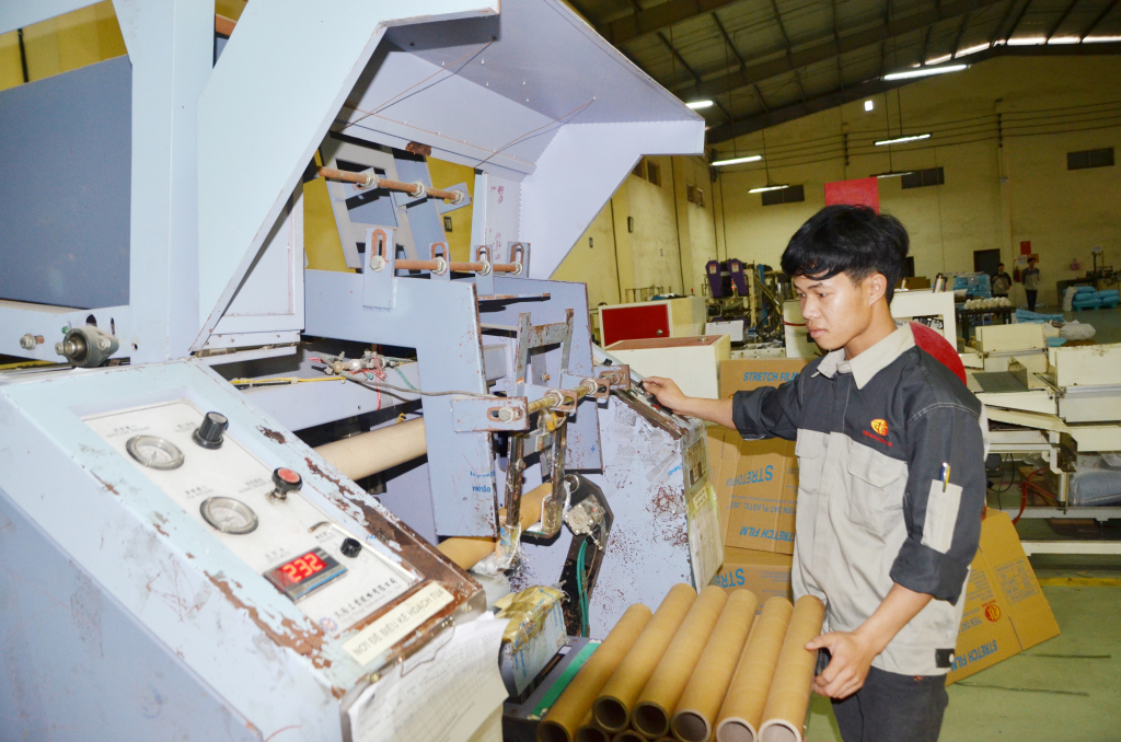 Sản xuất tại làng nghề tái chế nhựa Minh Khai, thị trấn Như Quỳnh (Văn Lâm)