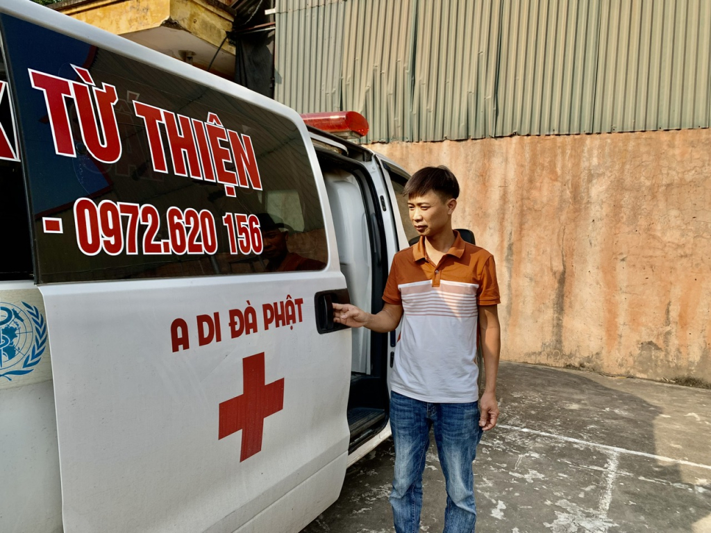 Anh Đỗ Văn Thuyết và chiếc xe cứu thương chở bệnh nhân miễn phí