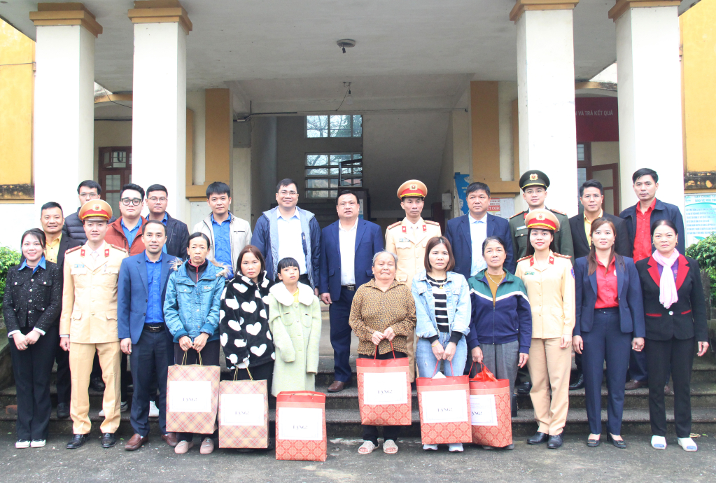 Trao quà tặng các trường hợp có hoàn cảnh khó khăn ở xã Hồ Tùng Mậu (Ân Thi)