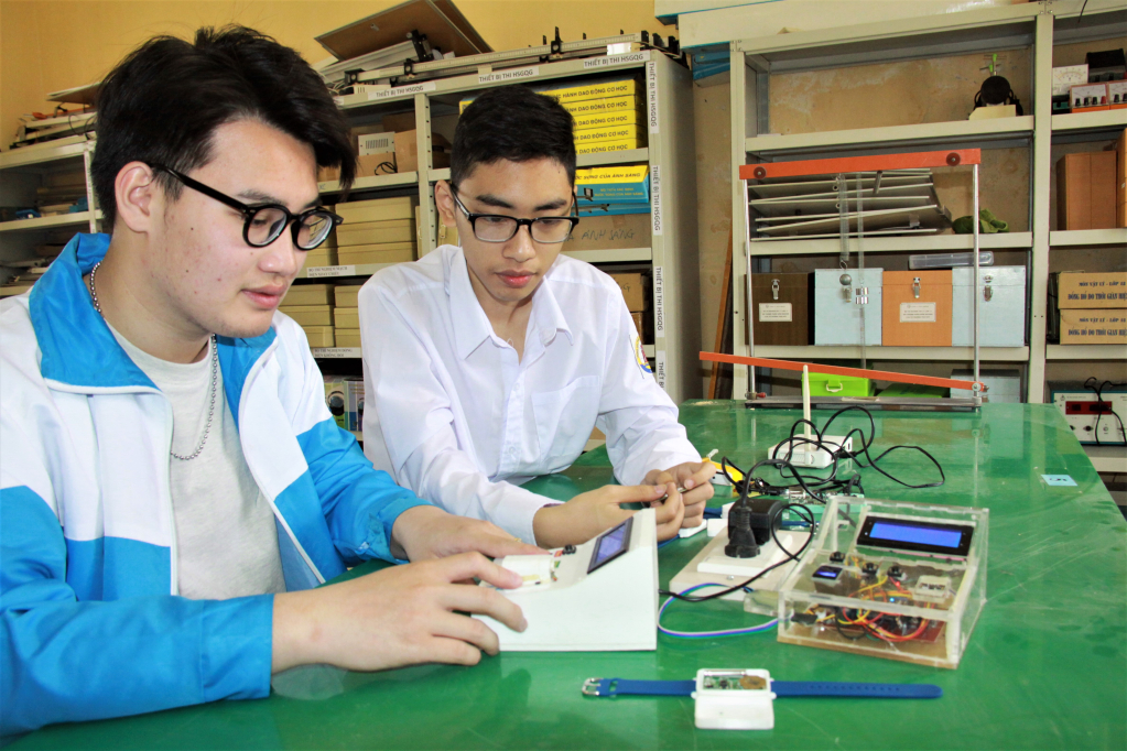 Học sinh Trường THPT Chuyên Hưng Yên nghiên cứu, ứng dụng khoa học kỹ thuật