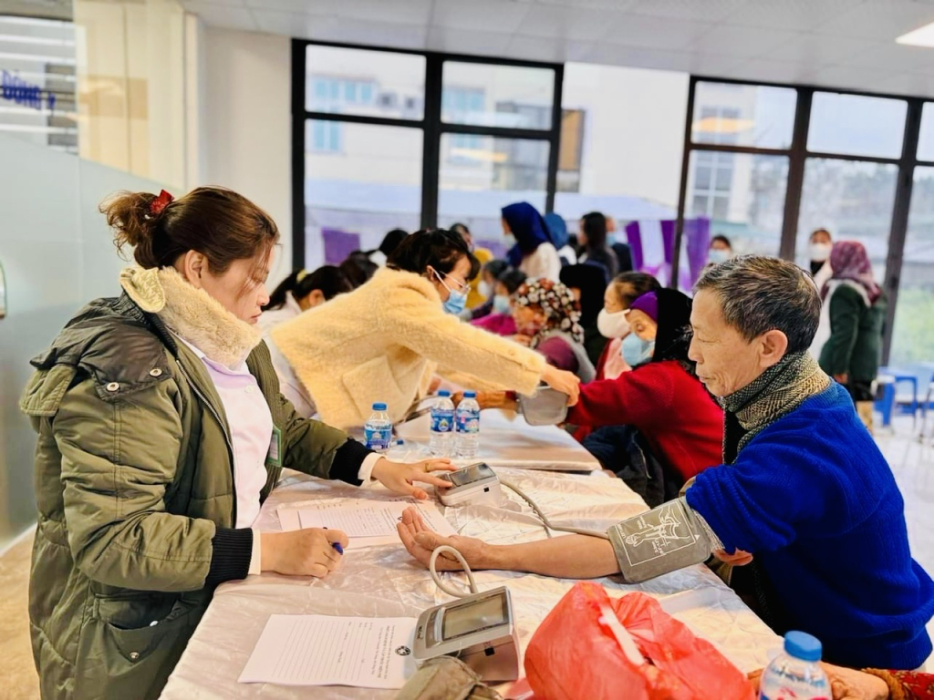 Bác sĩ của Bệnh viện Sản – Nhi Hưng Yên khám bệnh miễn phí cho người dân huyện Văn Giang