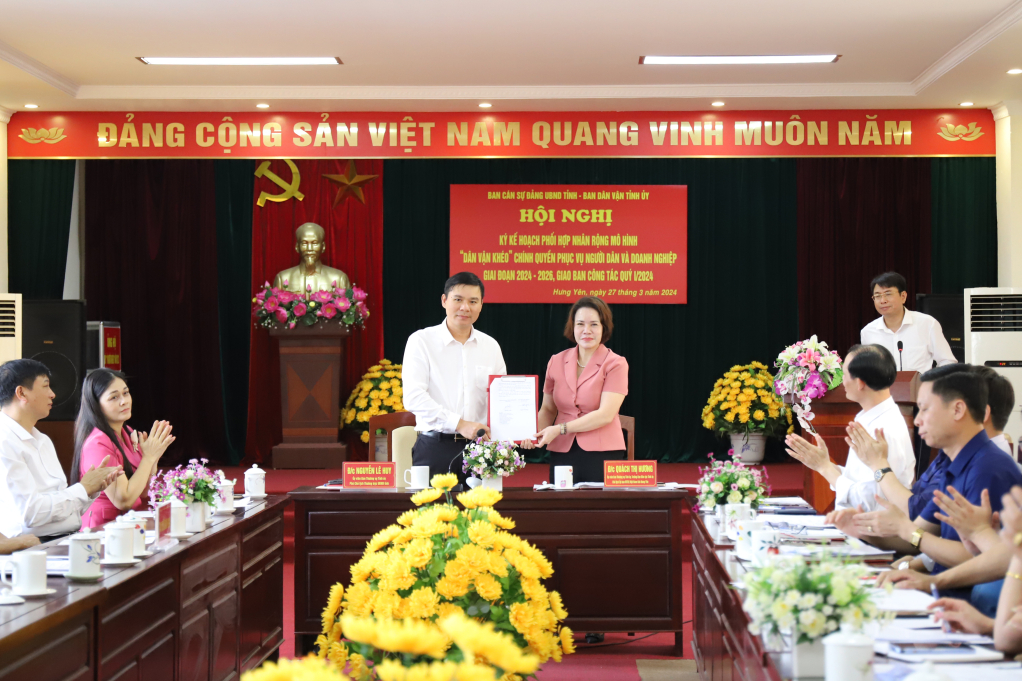 Đồng chí Nguyễn Lê Huy, Ủy viên Ban Thường vụ Tỉnh ủy, Phó Chủ tịch Thường trực UBND tỉnh và đồng chí Quách Thị Hương, Ủy viên Ban Thường vụ Tỉnh ủy, Trưởng ban Dân vận Tỉnh ủy, Chủ tịch Ủy ban MTTQ Việt Nam tỉnh ký Kế hoạch phối hợp giữa Ban Cán sự Đảng UBND tỉnh và Ban Dân vận Tỉnh ủy