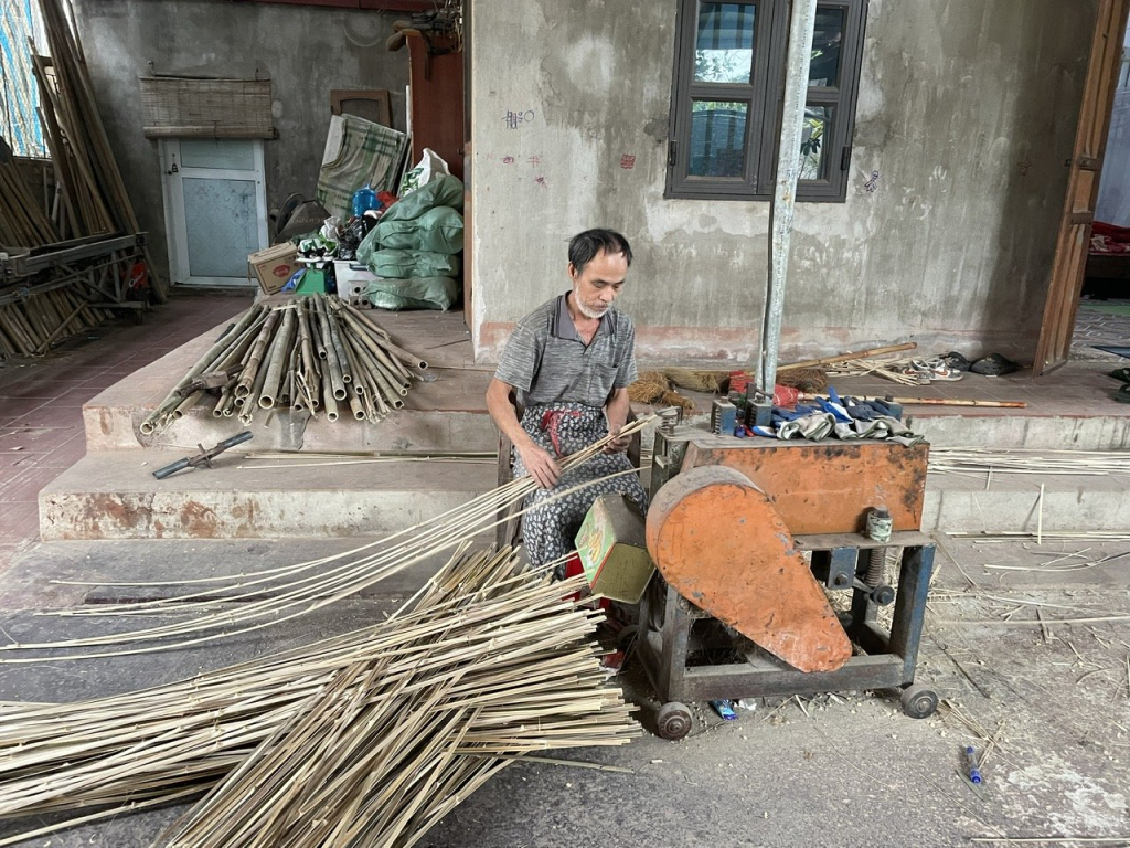 Sản xuất mành ở thôn Đa Quang, xã Dị Chế