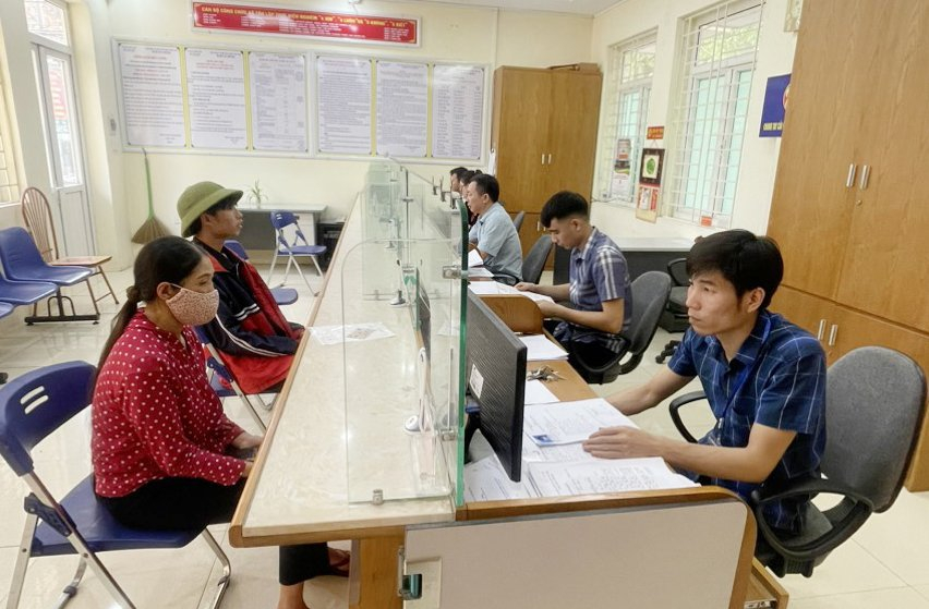 Bộ phận tiếp nhận và trả kết quả xã Tân Lập (Yên Mỹ) tích cực hỗ trợ người dân giải quyết thủ tục hành chính