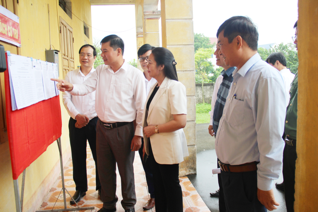 Đoàn kiểm tra số 1 kiểm tra thực tế việc lập, niêm yết danh sách cử tri, tài liệu về sắp xếp ĐVHC cấp xã tại Nhà văn hóa thôn Phù Oanh, xã Minh Tiến (Phù Cừ)