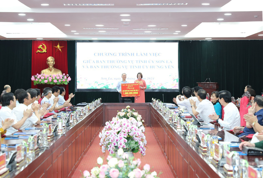 Tỉnh Hưng Yên trao tặng kinh phí ủng hộ Quỹ học bổng Tô Hiệu tỉnh Sơn La số tiền 1 tỷ đồng