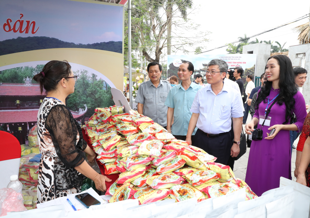 Các đại biểu tham quan các gian trưng bày