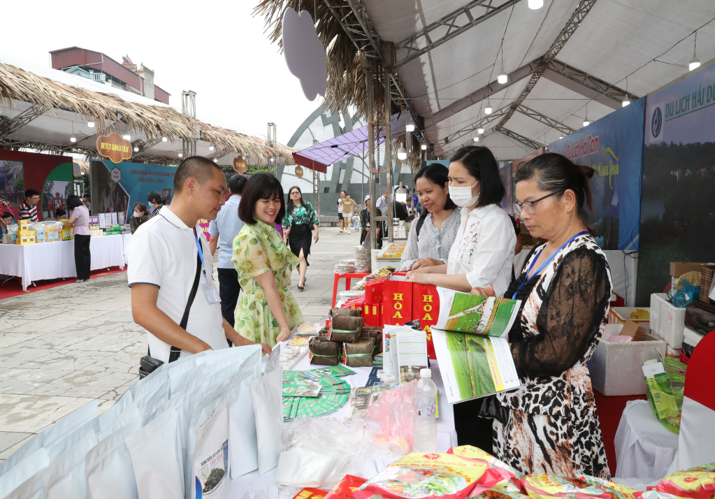 Người dân tham quan, trải nghiệm các đặc sản ẩm thực tại liên hoan