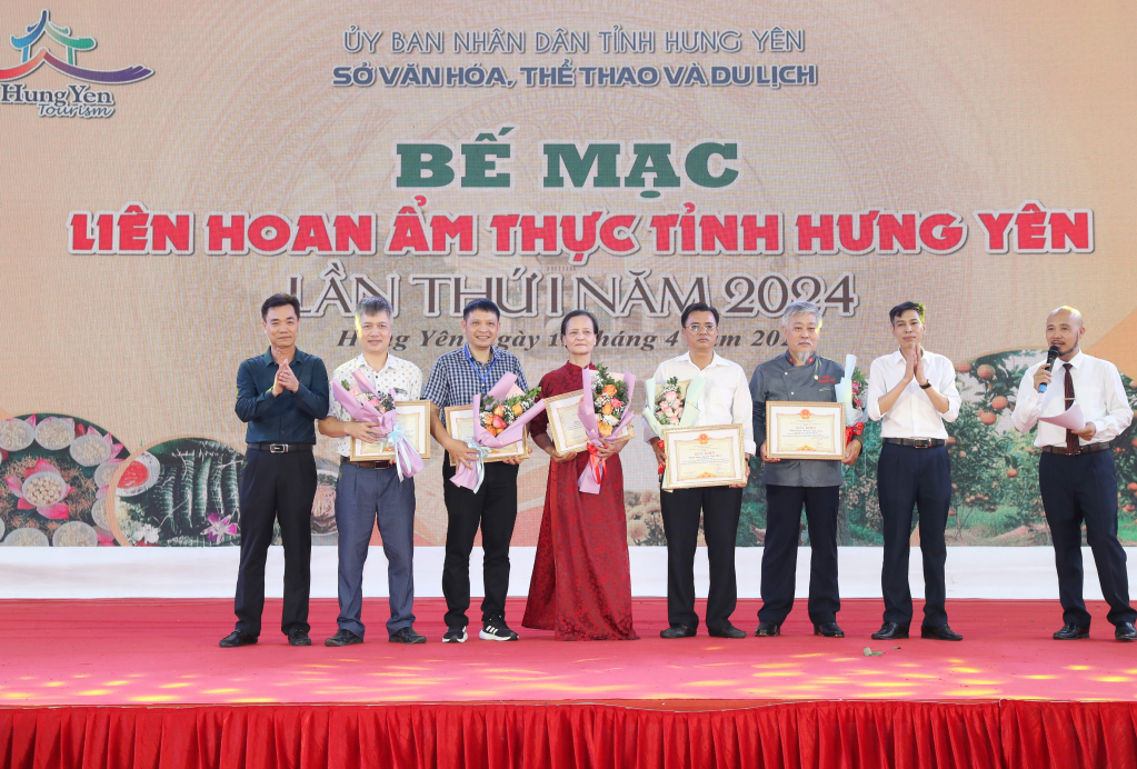 Ban tổ chức trao Giấy khen tặng các tập thể, cá nhân có nhiều đóng góp tiêu biểu tại liên hoan