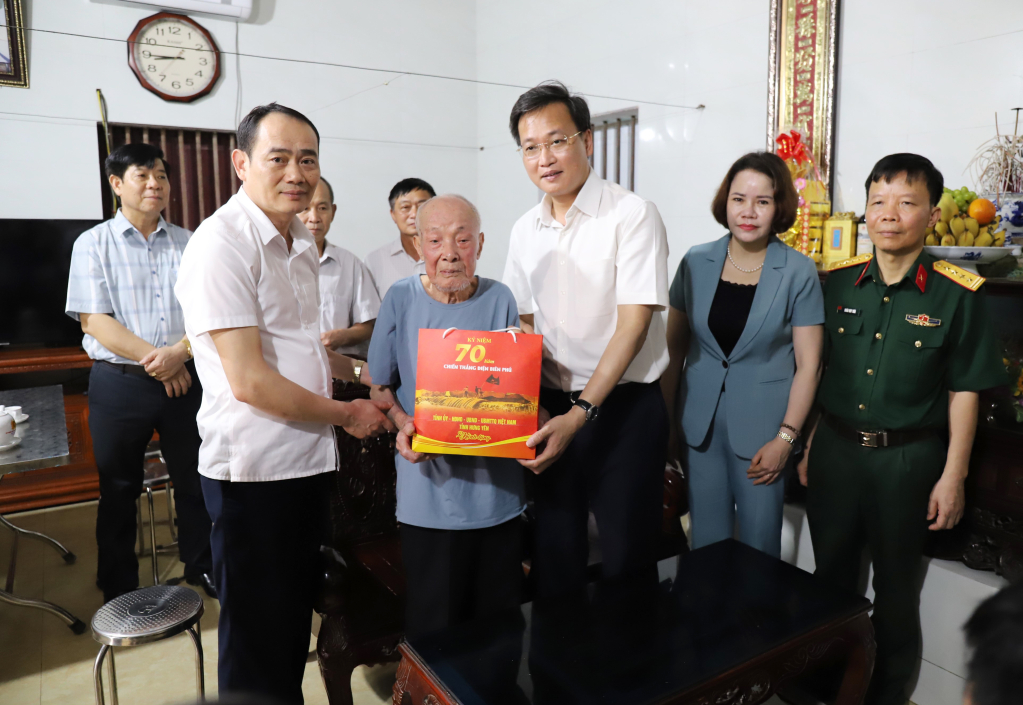 Bí thư Tỉnh ủy Nguyễn Hữu Nghĩa thăm, tặng quà gia đình chính sách, chiến sĩ Điện Biên Phủ