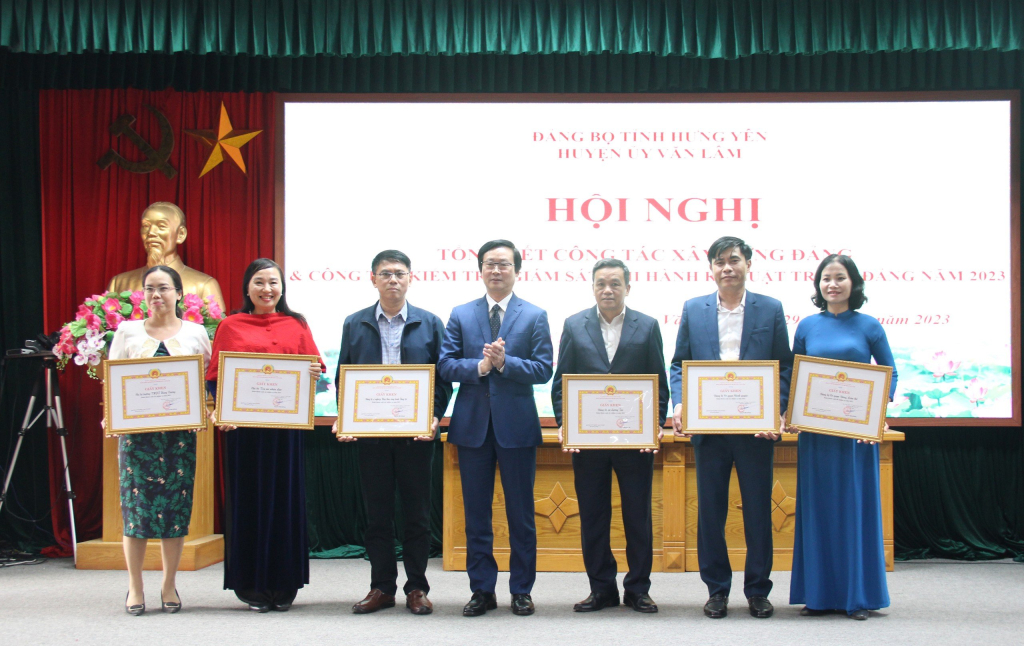 Các tổ chức cơ sở đảng hoàn thành xuất sắc nhiệm vụ năm 2023 được Ban Thường vụ Huyện uỷ Văn Lâm tặng giấy khen