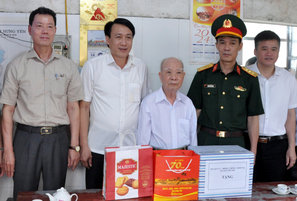 Đồng chí Phạm Văn Khuê, Ủy viên Ban Thường vụ Tỉnh ủy, Trưởng ban Tổ chức Tỉnh ủy và các đại biểu tặng quà đồng chí Trịnh Thế Cường, ở thôn Yên Phú, xã Giai Phạm