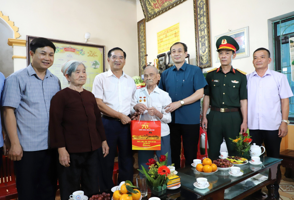 Đồng chí Đặng Ngọc Quỳnh, Ủy viên Ban Thường vụ Tỉnh ủy, Trưởng ban Nội chính Tỉnh ủy trao quà tặng chiến sĩ Điện Biên Đào Hạnh Phúc, ở thôn Đoàn Đào, xã Đoàn Đào (Phù Cừ)