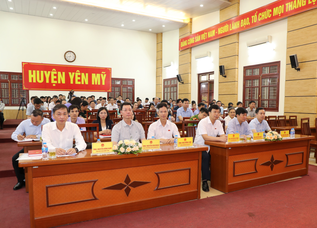 Các đại biểu dự hội nghị tiếp xúc cử tri tại huyện Yên Mỹ
