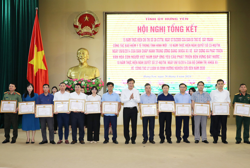 Đồng chí Bí thư Tỉnh ủy Nguyễn Hữu Nghĩa trao Bằng khen của Ban Thường vụ Tỉnh ủy tặng các tập thể có thành tích xuất sắc trong thực hiện Chỉ thị số 38-CT/TW