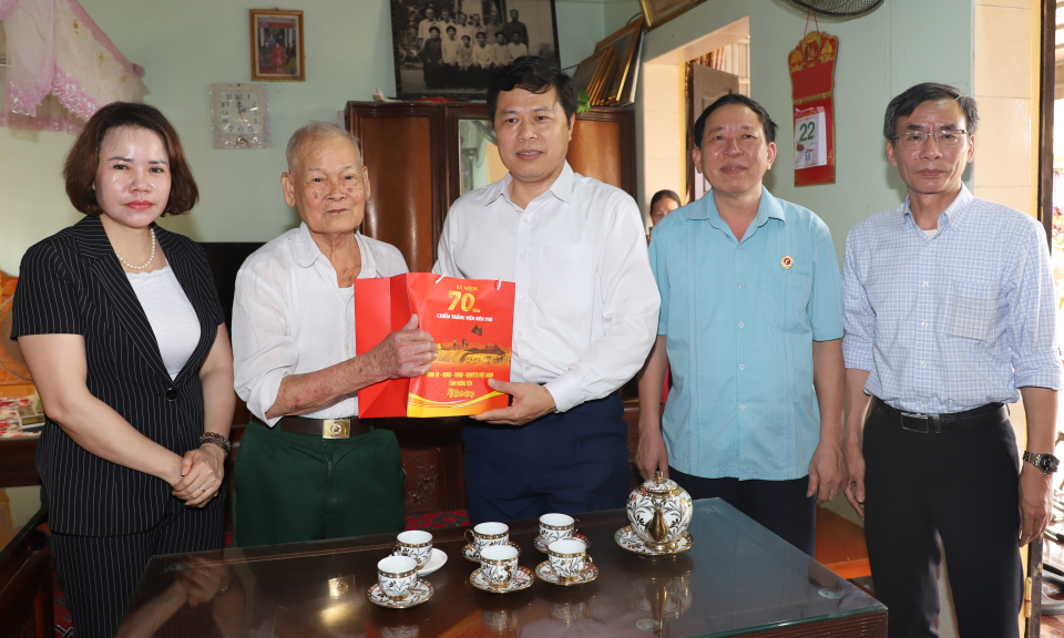 Đồng chí Phó Bí thư Thường trực Tỉnh ủy, Chủ tịch HĐND tỉnh Trần Quốc Toản thăm, tặng quà các gia đình chính sách, chiến sĩ Điện Biên Phủ