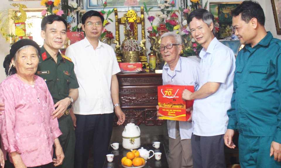 Thăm, tặng quà gia đình chính sách, chiến sĩ Điện Biên Phủ tại các huyện Tiên Lữ, Khoái Châu, Văn Giang
