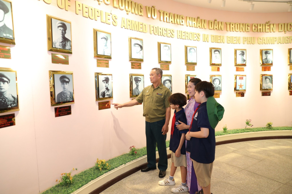 Du khách tìm hiểu về Anh hùng Lực lượng vũ trang nhân dân Dương Quảng Châu tại Bảo tàng Chiến thắng Điên Biên Phủ
