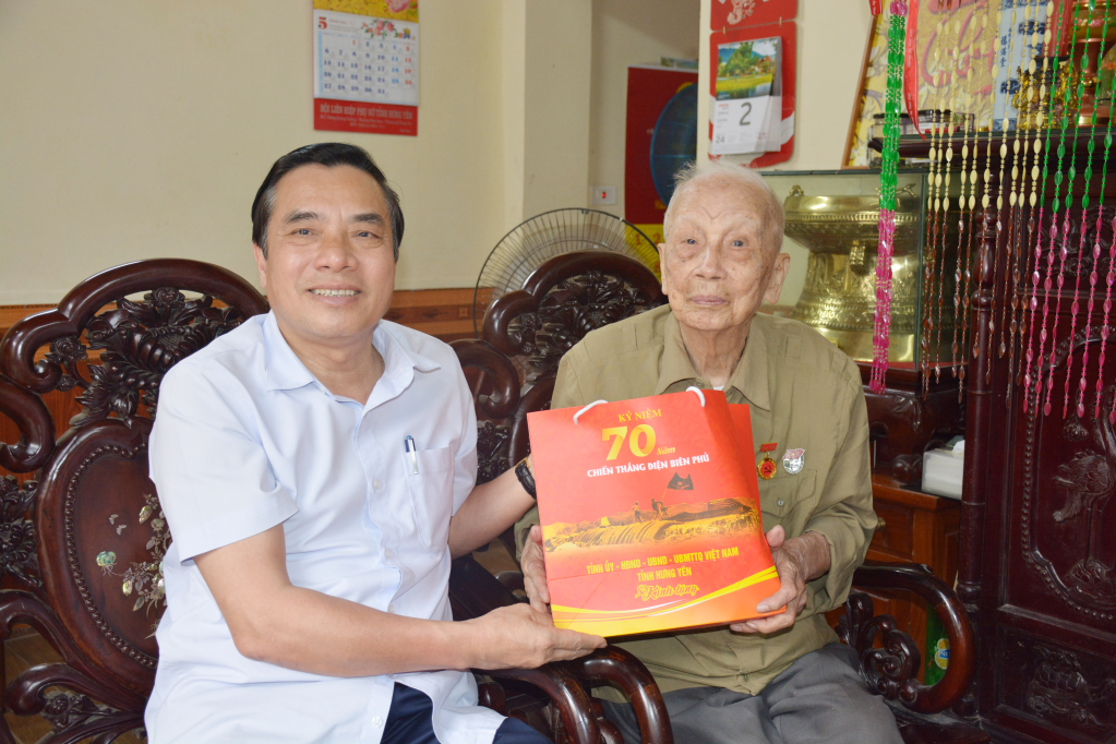 Bí thư Thành ủy Hưng Yên Phạm Huy Bình trao quà tặng chiến sĩ Điện Biên Phủ Nguyễn Đức Dũng