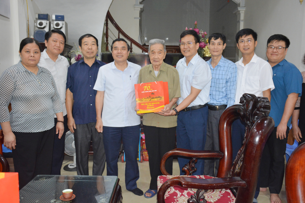 Bí thư Thành ủy Hưng Yên Phạm Huy Bình cùng đoàn đến thăm, tặng quà chiến sĩ Điện Biên Phủ Nguyễn Ngọc Chính