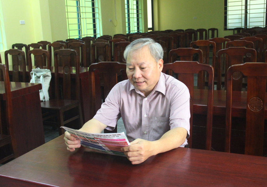 Ông Nguyễn Minh Tuấn, phường Quang Trung (thành phố Hưng Yên) tìm hiểu các tài liệu về sắp xếp ĐVHC cấp xã, giai đoạn 2023 - 2025