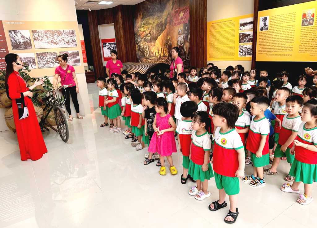 Tham quan Triển lãm Chiến dịch Điện Biên Phủ tại Bảo tàng tỉnh Hưng Yên