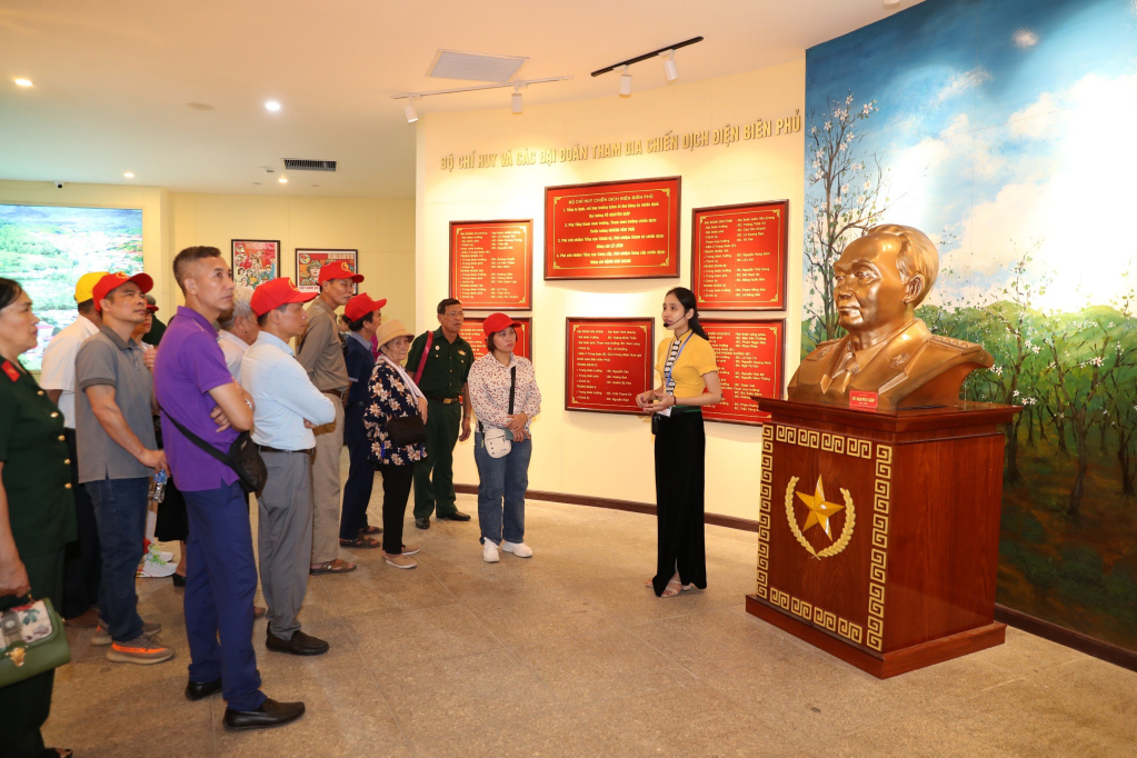 Du khách đến tham quan, tìm hiểu về lịch sử Chiến dịch Điện Biên Phủ tại Bảo tàng Chiến thắng lịch sử Điện Biên Phủ