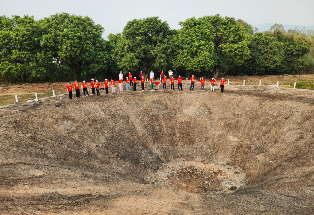 Chứng tích hố bom còn lại của khối thuốc nổ gần 1 tấn tại di tích Đồi A1 hôm nay là hiệu lệnh tiến công của quân ta cho toàn mặt trận vào tối ngày 6/5/1954