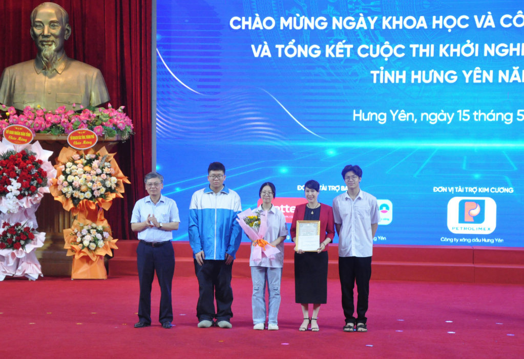 Đồng chí Nguyễn Duy Hưng, Phó Chủ tịch UBND tỉnh trao giải nhất cho nhóm tác giả với dự án đã có sản phẩm