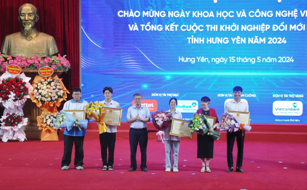 Đồng chí Nguyễn Duy Hưng, Phó Chủ tịch UBND tỉnh trao bằng khen của Chủ tịch UBND tỉnh tặng các tác giả, nhóm tác giả có dự án đạt giải nhất cuộc thi