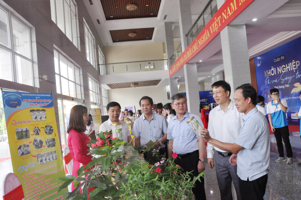 Các đại biểu tham quan khu trưng bày sản phẩm của dự án tham gia cuộc thi