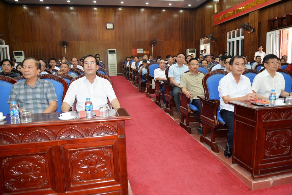 Các đại biểu dự phát động ủng hộ thực hiện công tác giảm nghèo huyện Văn Giang