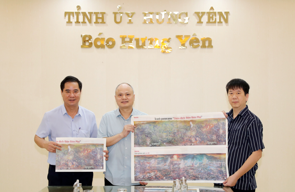 Nhà báo Phạm Hà, Trưởng Văn phòng đại diện Báo Nhân Dân tại Hưng Yên (bên phải) trao phụ san tranh panorama 