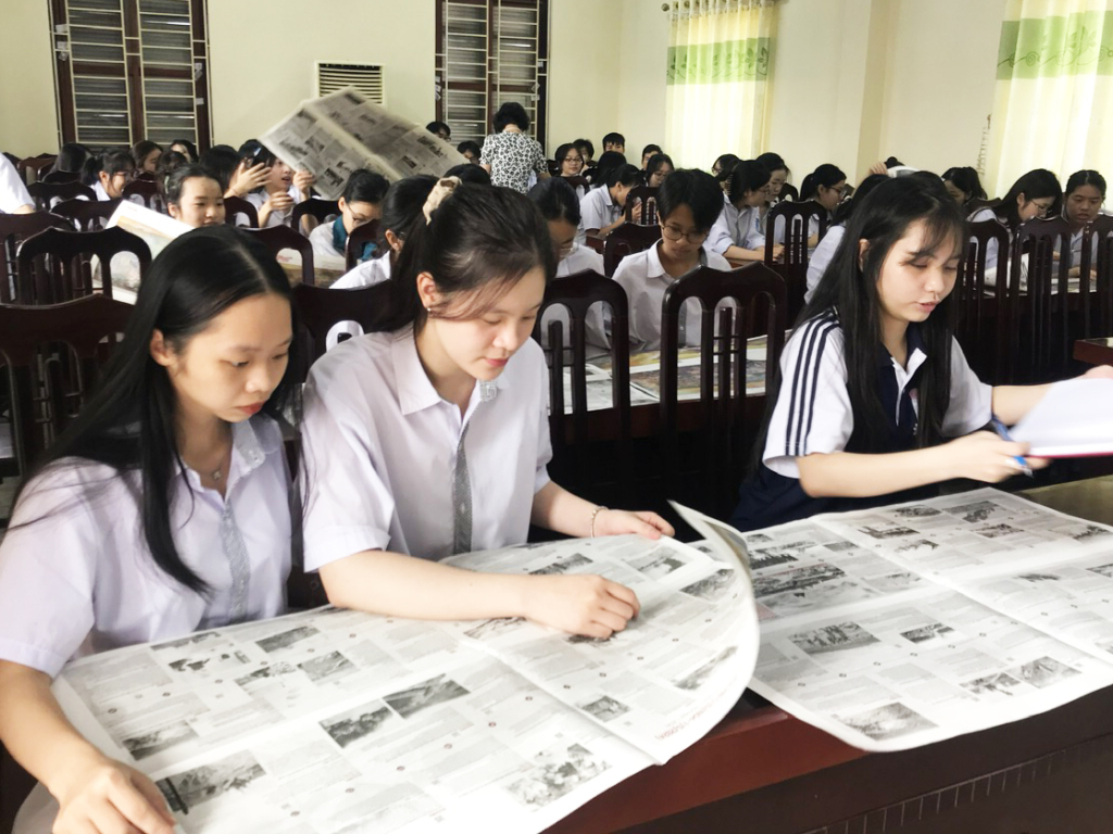 Học sinh Trường THPT Hưng Yên (thành phố Hưng Yên) xem phụ san tranh panorama 