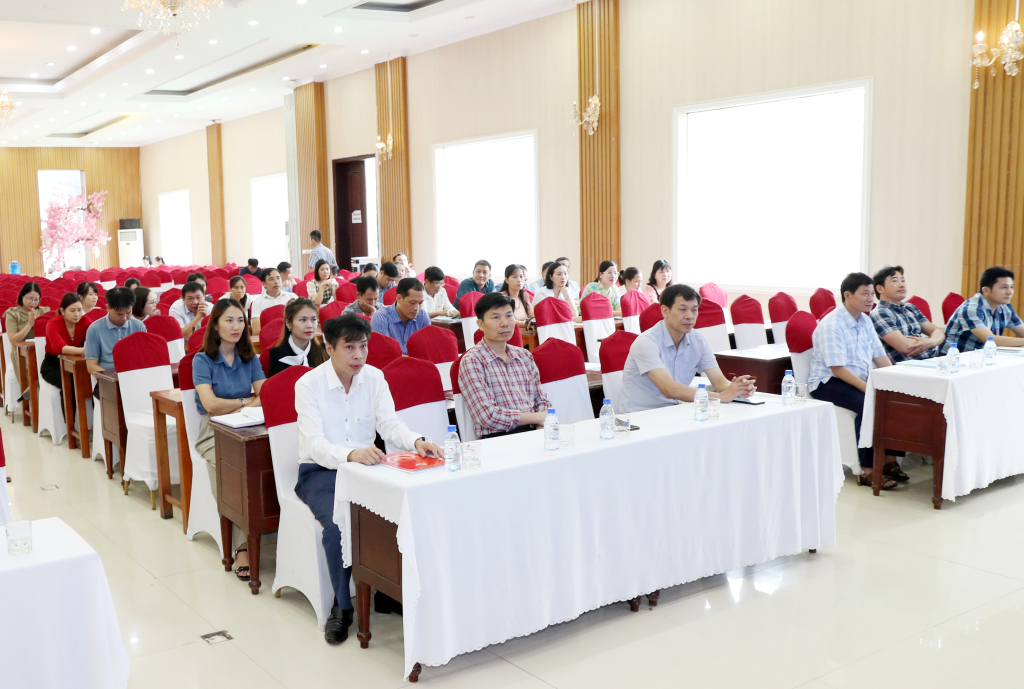 Các đại biểu dự hội nghị tập huấn