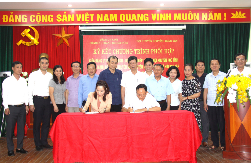 Lãnh đạo Đảng ủy Khối Cơ quan - Doanh nghiệp tỉnh và Hội Khuyến học tỉnh ký kết chương trình phối hợp.