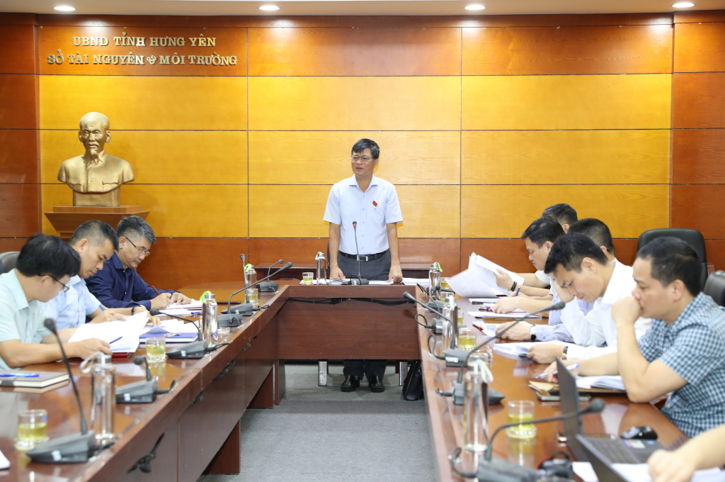 Các đại biểu dự buổi giám sát tại Sở TN&MT