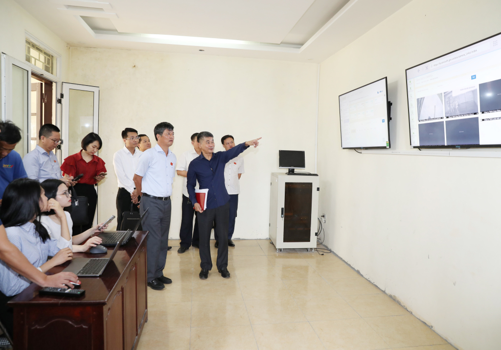 Các đại biểu khảo sát thực tế tại Trung tâm Quan trắc - Thông tin TNMT trực thuộc Sở TN&MT