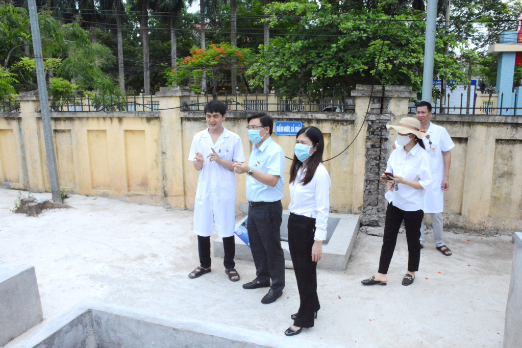 Tổ giám sát khảo sát thực tế việc xử lý nước thải tại Bệnh viện Đa khoa tỉnh