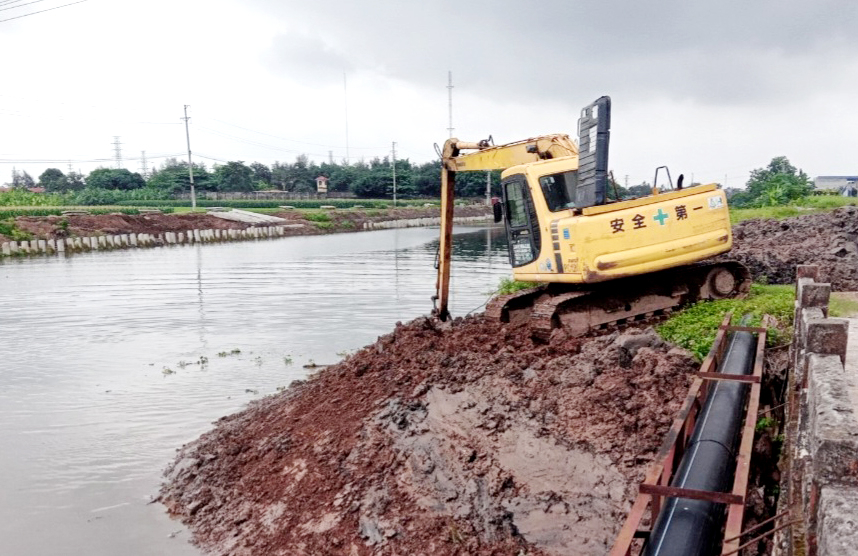 Thực hiện phá dỡ đập ngăn, thanh thải dòng chảy trên kênh dẫn Trạm bơm tiêu Bảo Khê
