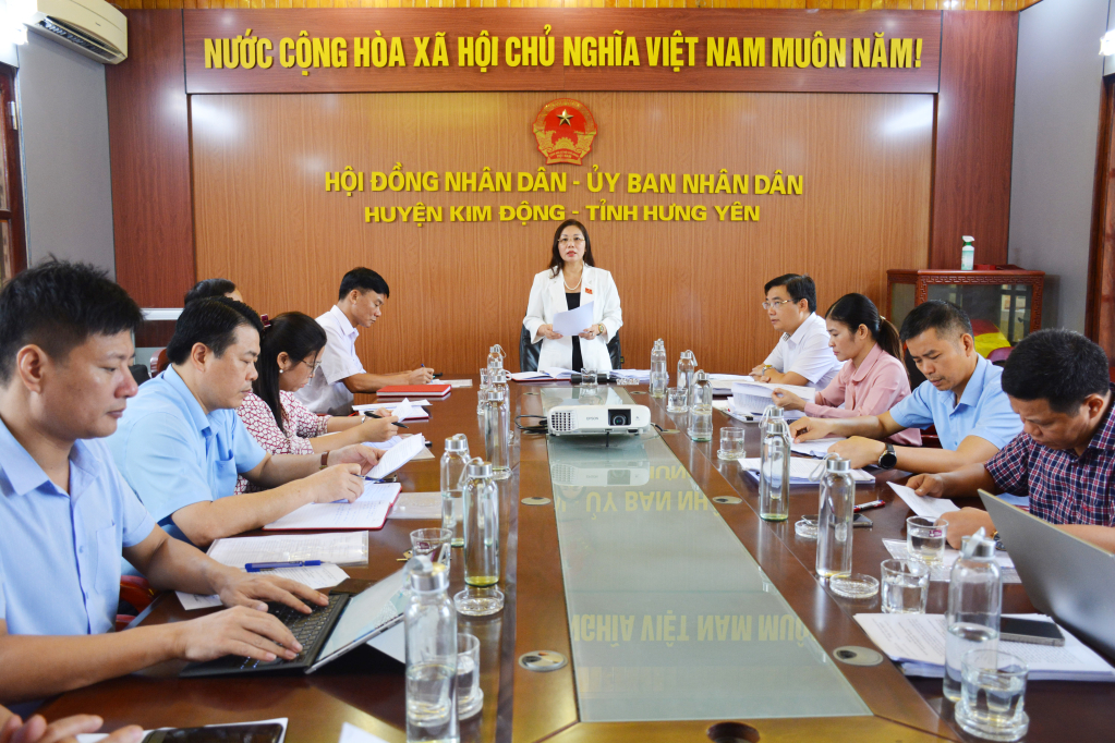 Các đại biểu tham gia buổi giám sát tại huyện Kim Động