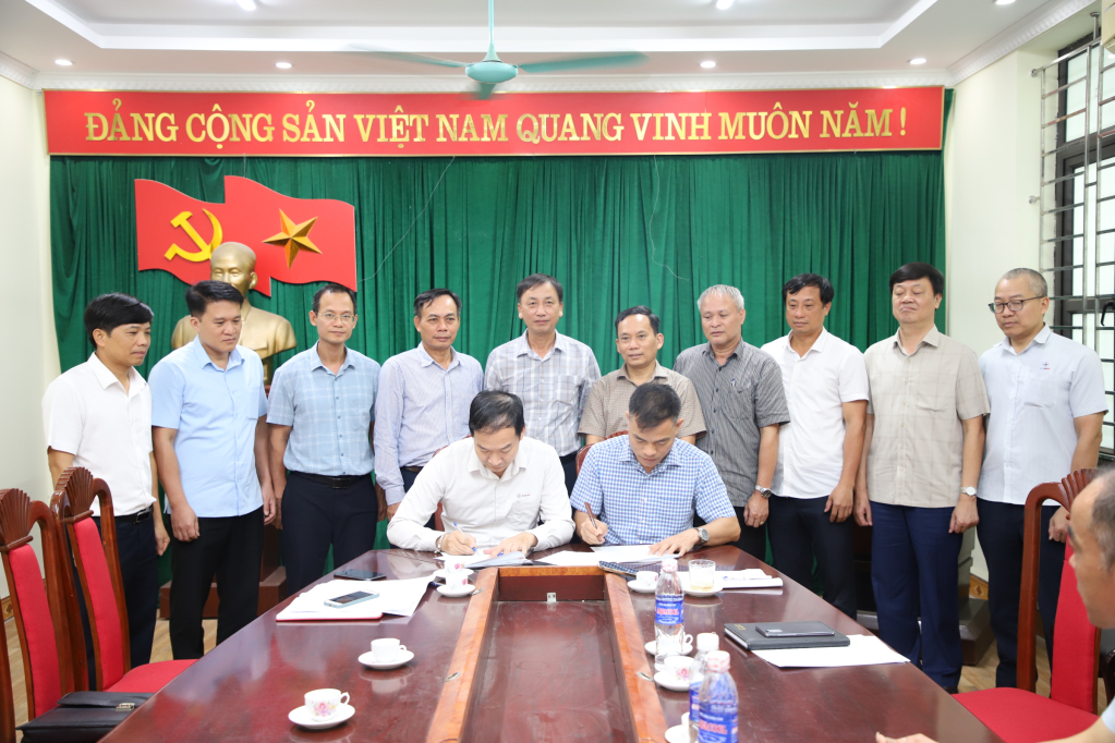 Đại diện lãnh đạo huyện Văn Lâm ký biên bản bàn giao mặt bằng hành lang tuyến cho chủ đầu tư và đơn vị thi công