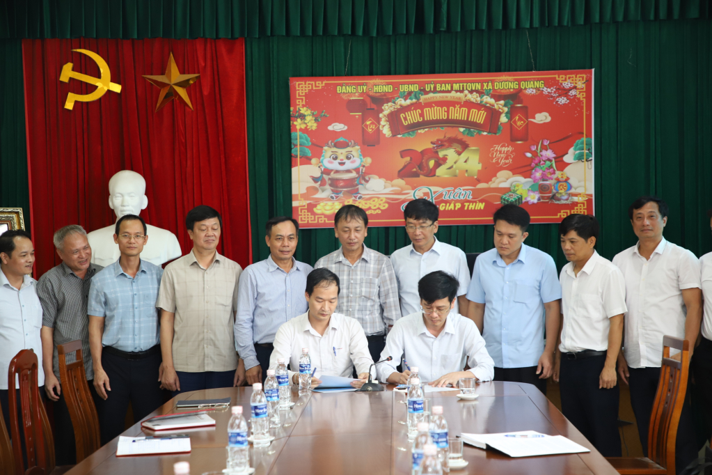 Đại diện lãnh đạo thị xã Mỹ Hào ký biên bản bàn giao mặt bằng hành lang tuyến cho chủ đầu tư và đơn vị thi công