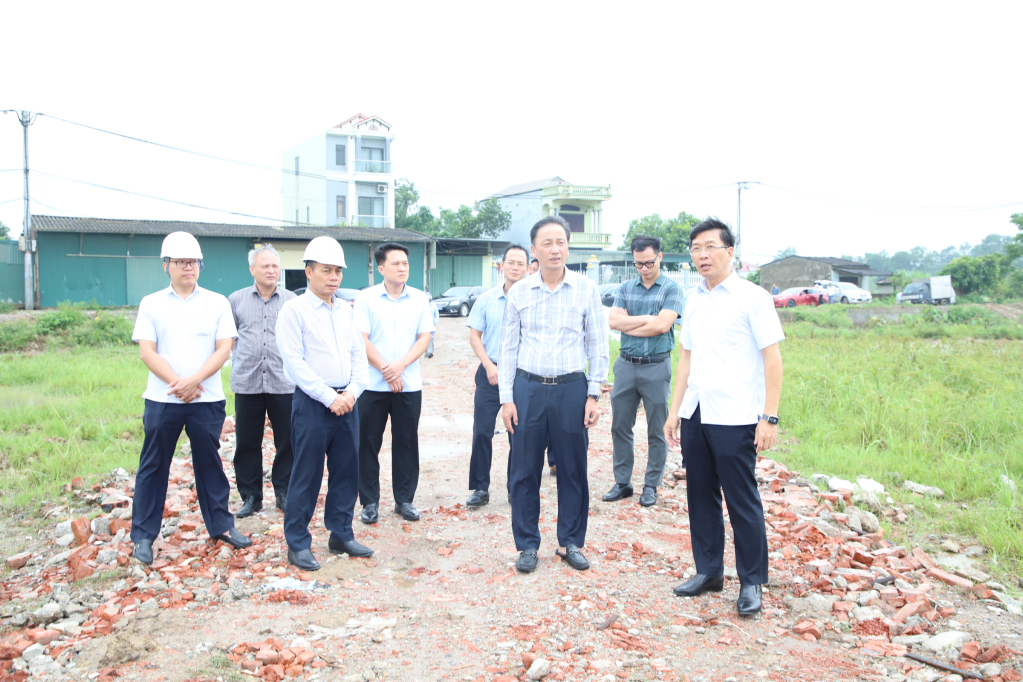Phó Chủ tịch UBND tỉnh Nguyễn Hùng Nam kiểm tra thực địa tình hình triển khai dự án tại thị xã Mỹ Hào  