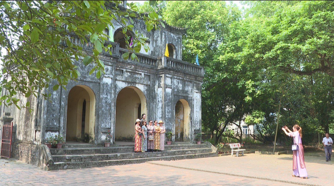 <div class="img-title img-title-hover">Du khách tham quan tại Văn Miếu Xích Đằng, thành phố Hưng Yên</div>