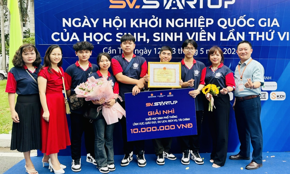 Nhóm tác giả Trường THPT Trưng Vương đoạt giải Nhì Cuộc thi “Học sinh, sinh viên với ý tưởng khởi nghiệp” 