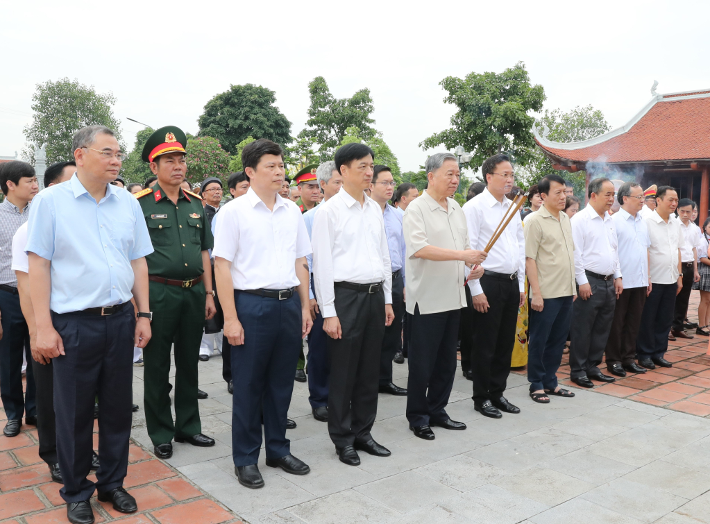 Chủ tịch nước Tô Lâm và các đại biểu dâng hương tại Đền thờ Triệu Việt Vương, xã Dạ Trạch (Khoái Châu)